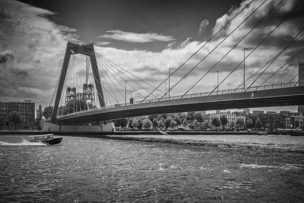 Het passeren van de Prins Willem Alexanderbrug in Rotterdam in zwart wit  