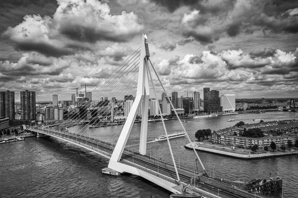 Rotterdam centrum vanaf grote hoogte in zwart wit 