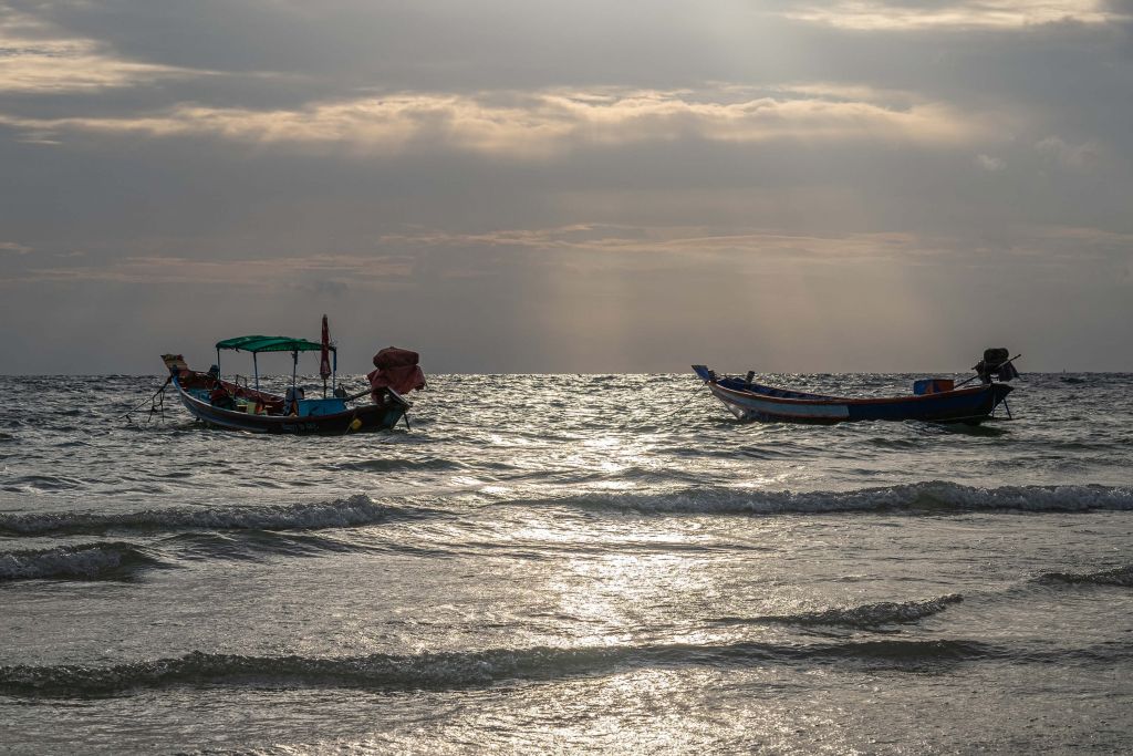 De avond valt in Eiland Kho Pipi (Thailand)