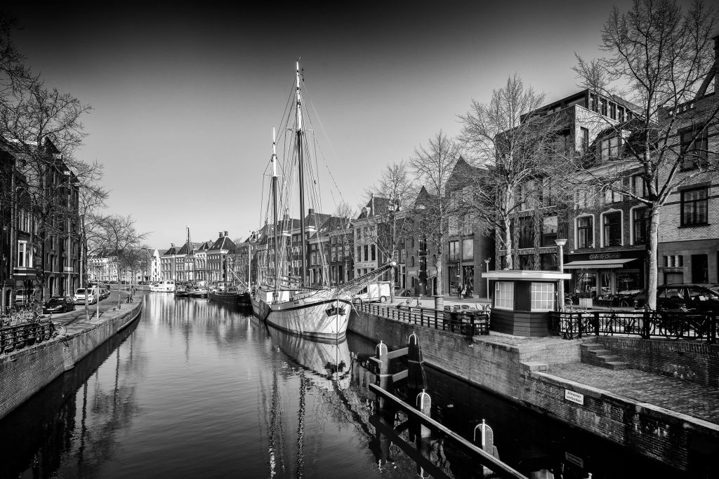 Historisch schip gelegen in de rivier de A in Groningen In zwart wit 