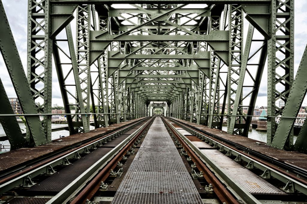 Monumentale spoorbrug De Hef in Rotterdam  