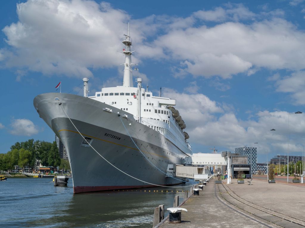 Voormalig stoomschip de SS Rotterdam in kleur 