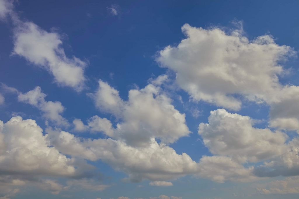 Wolken op blauwe lucht