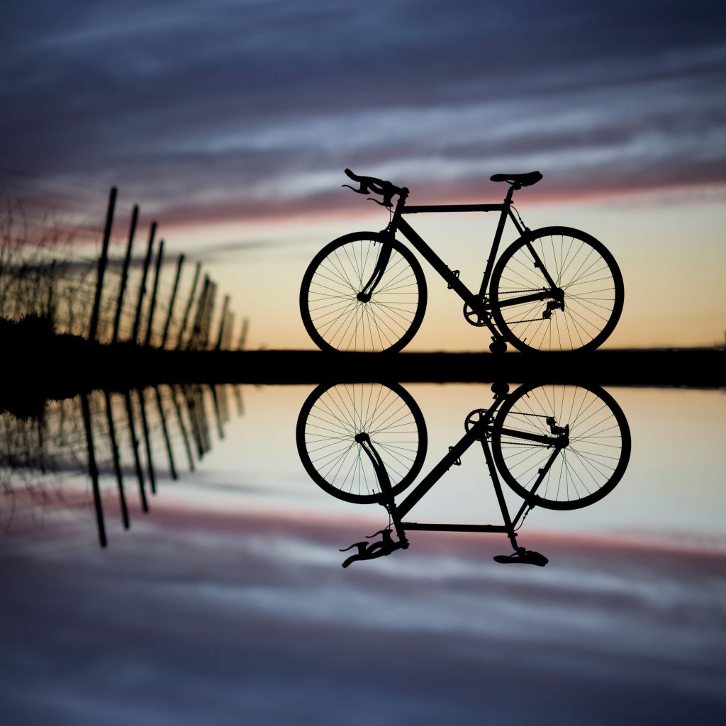 Racefiets bij zonsondergang