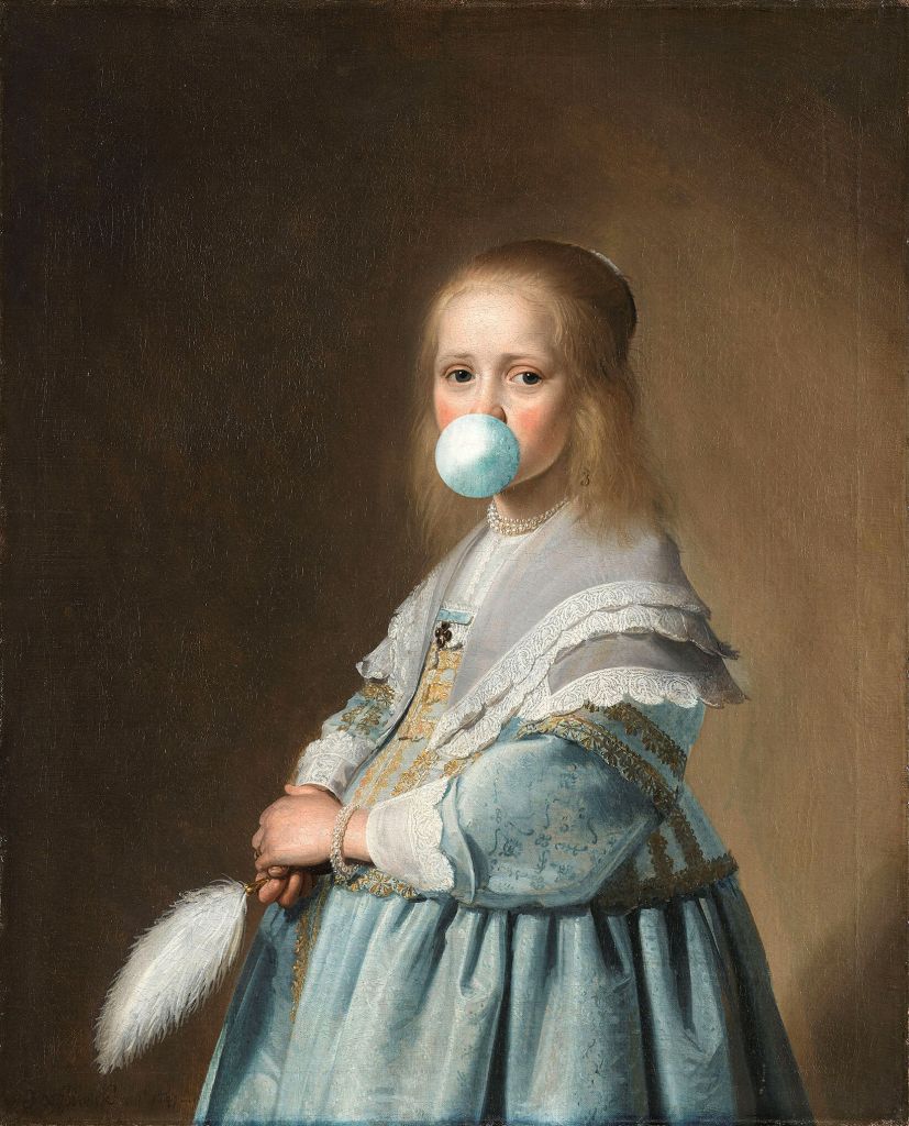Portret van een meisje met blauwe kauwgom
