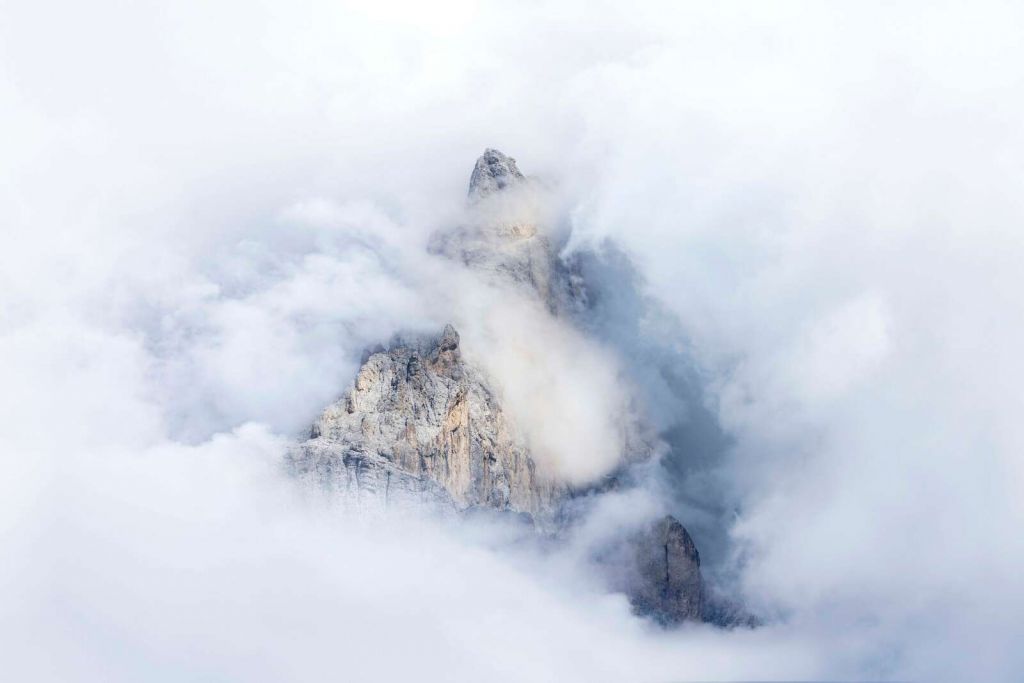 Verborgen Bergtoppen in de Mist