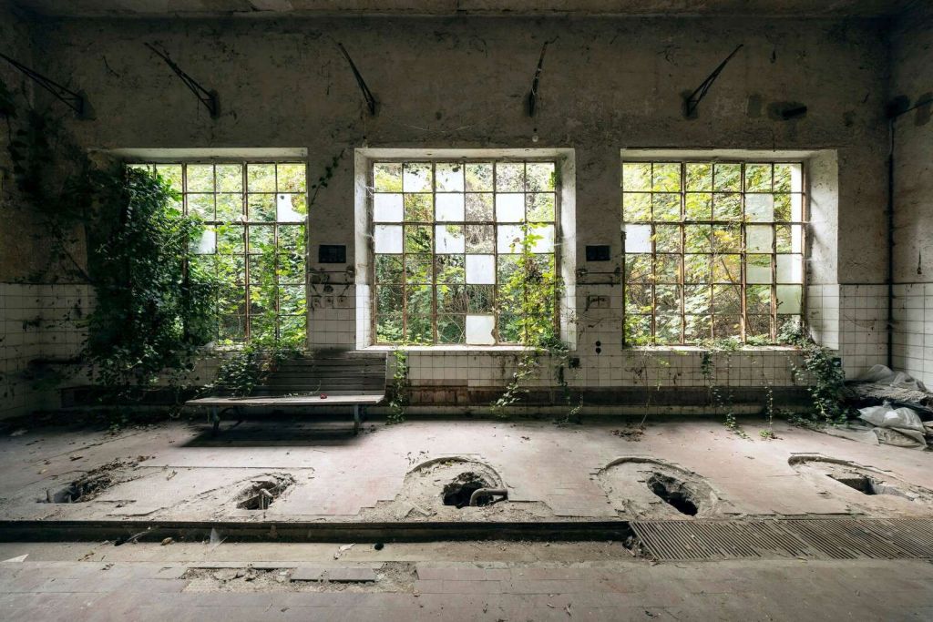 Verlaten Badhuis in de Natuur