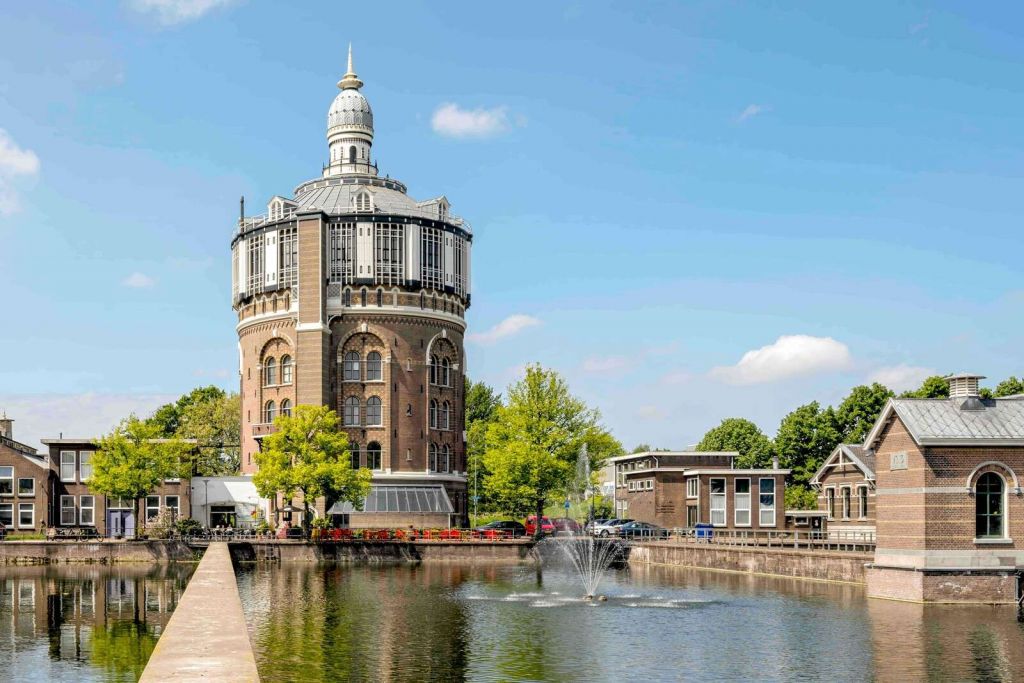 Historische Watertoren in Zonlicht