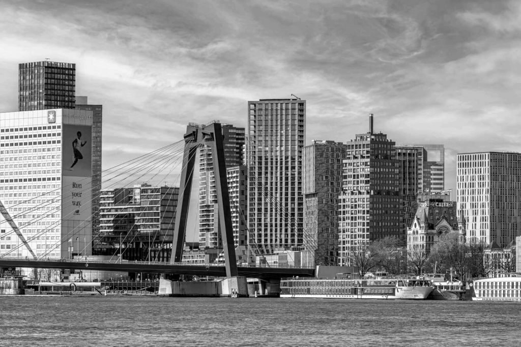Zwart-Wit Skyline met Willemsbrug