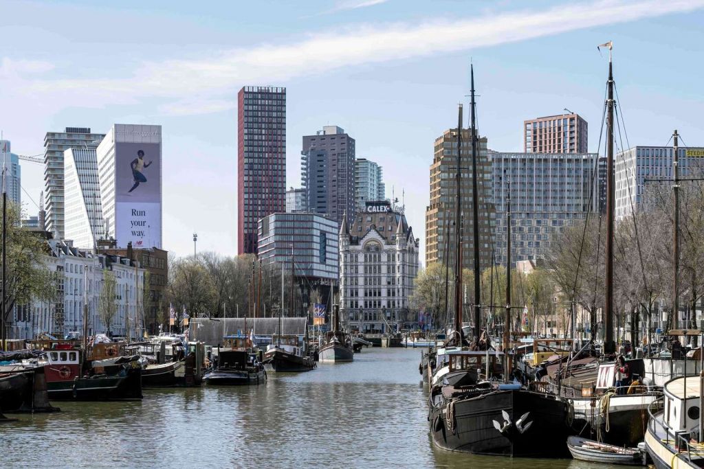 Historische Schepen en de Moderne Skyline