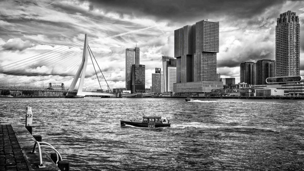Erasmusbrug en Skyline in Monochroom
