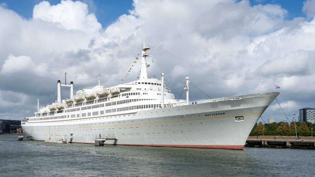 Stijlvolle oceaanreus in de haven