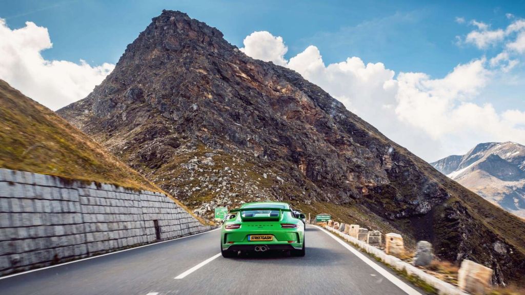 Bergpas met sportauto