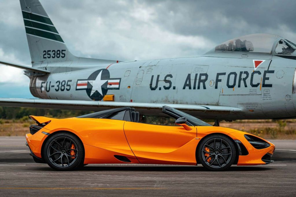 Supercar en gevechtsvliegtuig