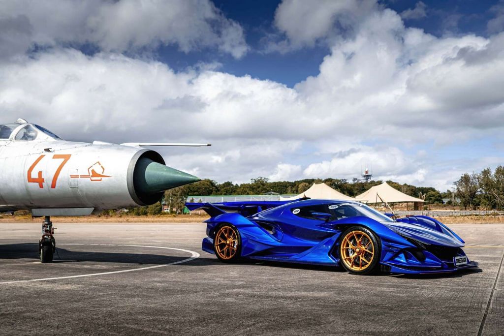 Futuristische supercar op vliegveld