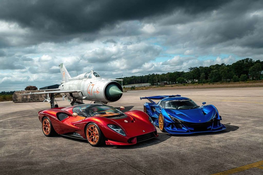 Supercars bij gevechtsvliegtuig