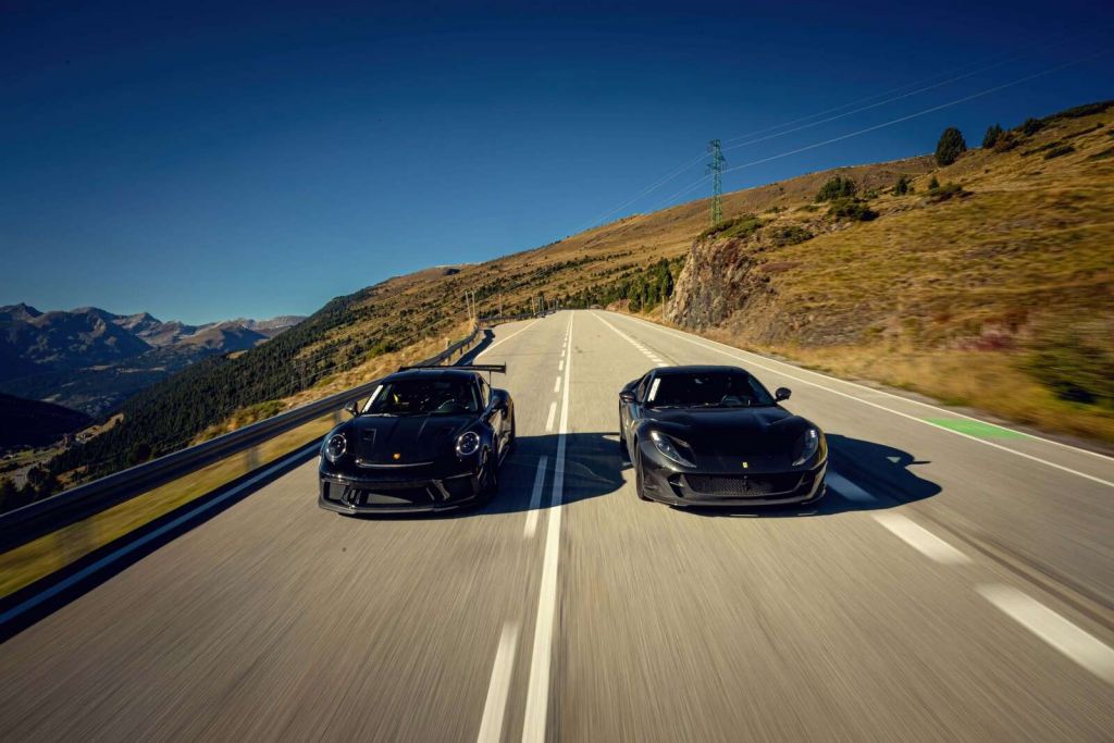 Zwarte supercars in bergen