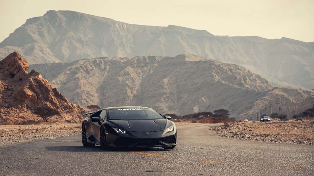 Zwarte supercar in woestijn