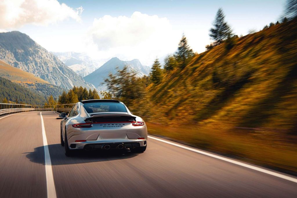 Porsche 911 Carrera GTS in de bergen