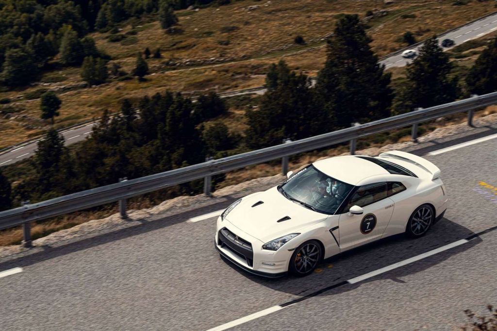 Nissan GT-R op bergweg