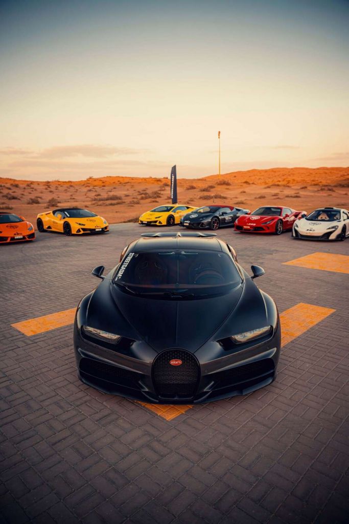 Hypercars bij zonsondergang