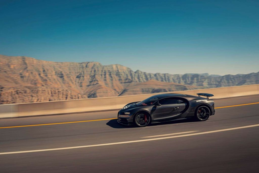 Hypercar tegen bergachtig landschap