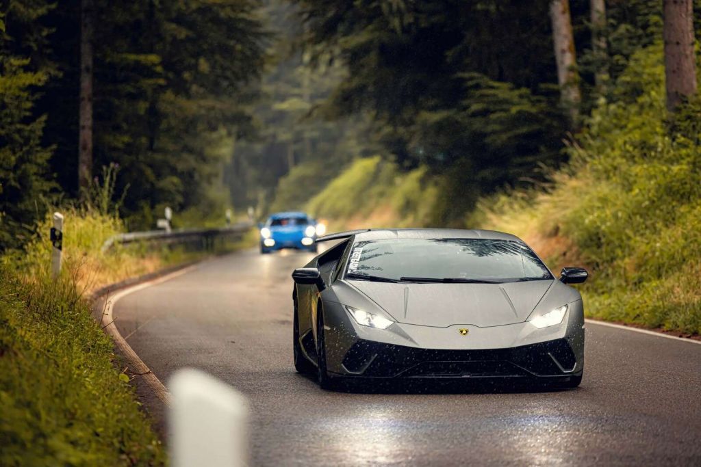 Matgrijze Lamborghini in de natuur