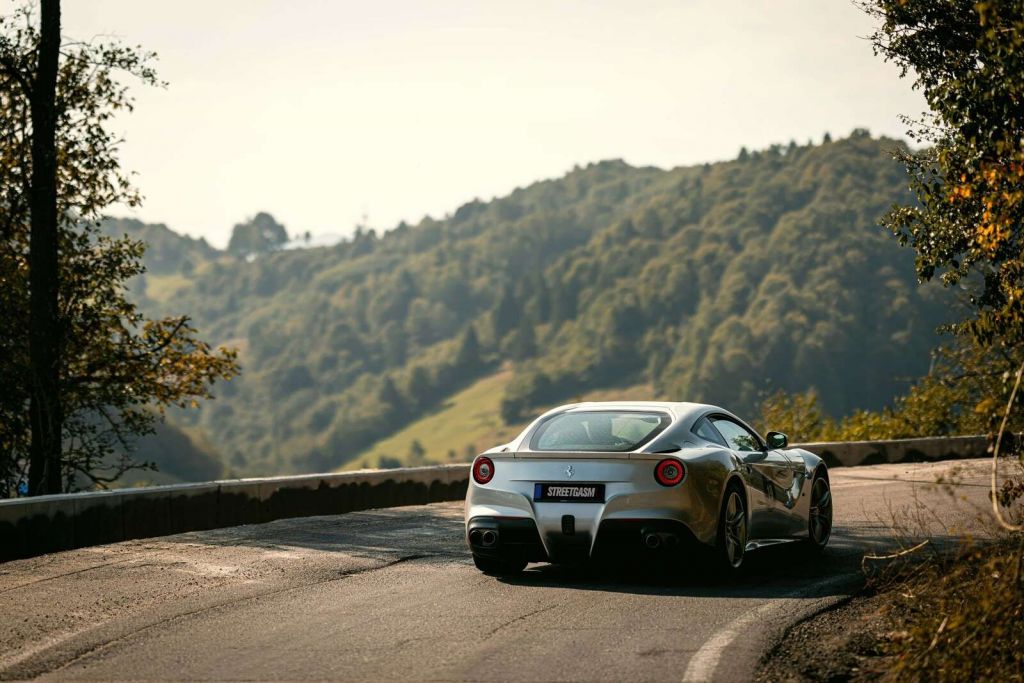 Ferrari F12 door de bergen