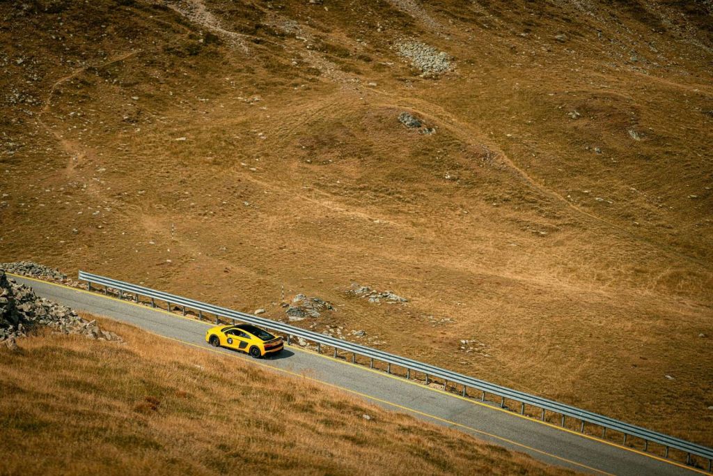 Audi R8 op eenzame bergweg