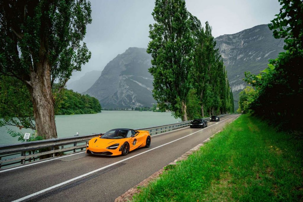 Rit door de alpen langs het meer