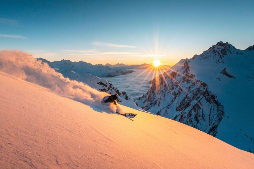 Skitocht bij zonsopkomst in alpen