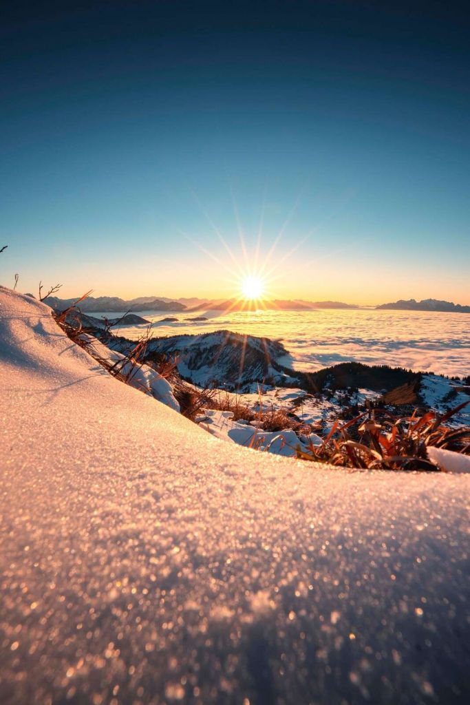 Zonlicht over besneeuwde alpenhelling