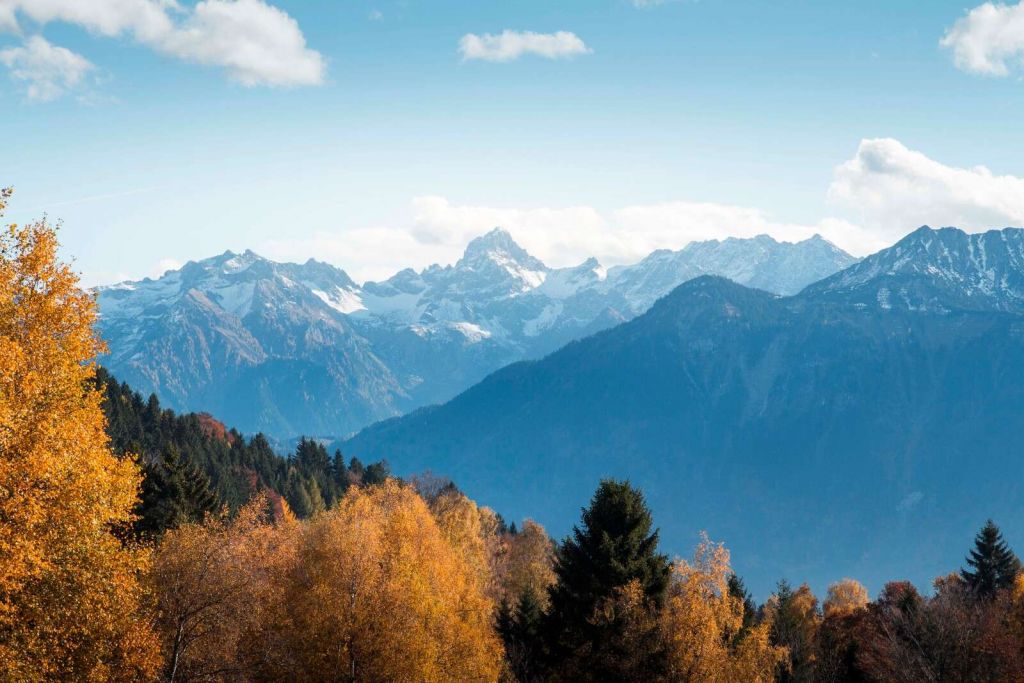 Herfstkleuren voor besneeuwde bergtoppen