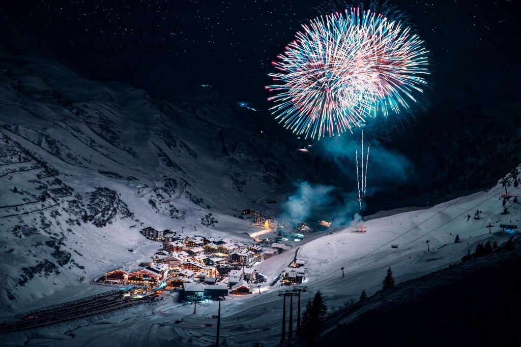 Vuurwerk boven winters bergdorp