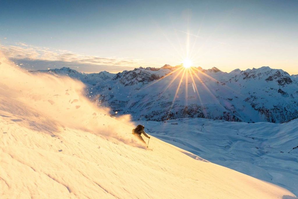 Skier in zonovergoten alpenpanorama