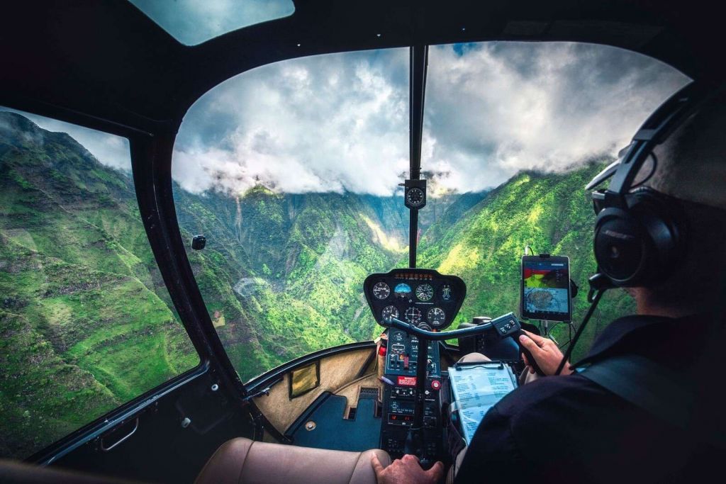 Helikoptervlucht boven tropisch bergdal