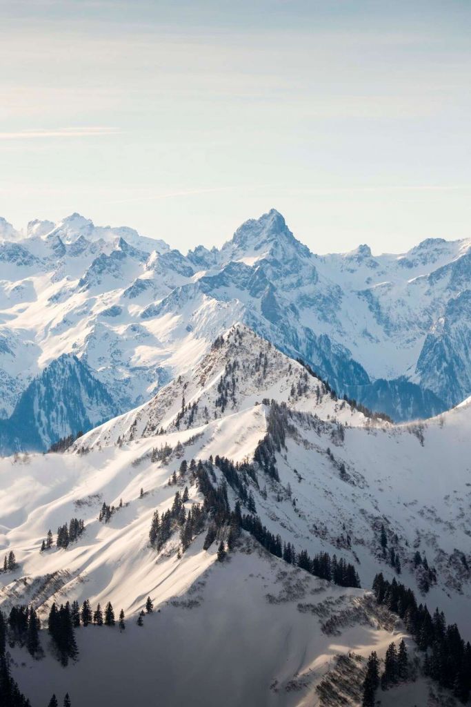 Winterkam met alpenpieken in zonlicht
