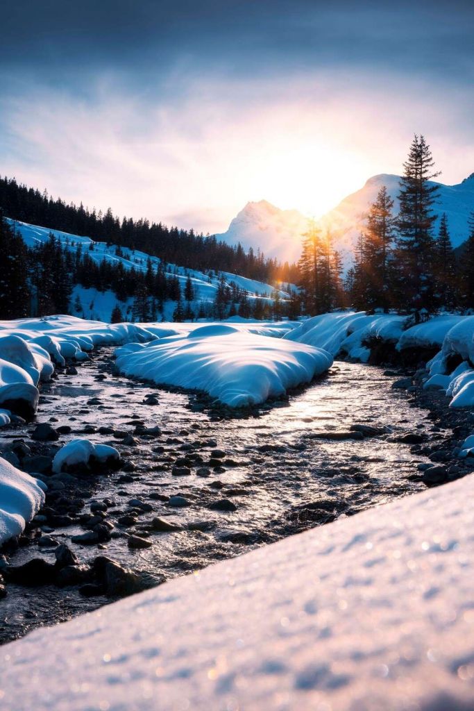 Bergbeek in gouden winterlicht