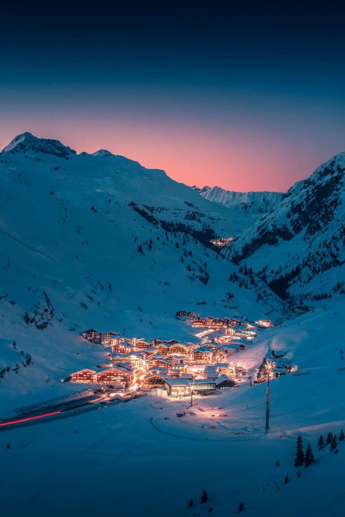 Avondlicht in alpendorp