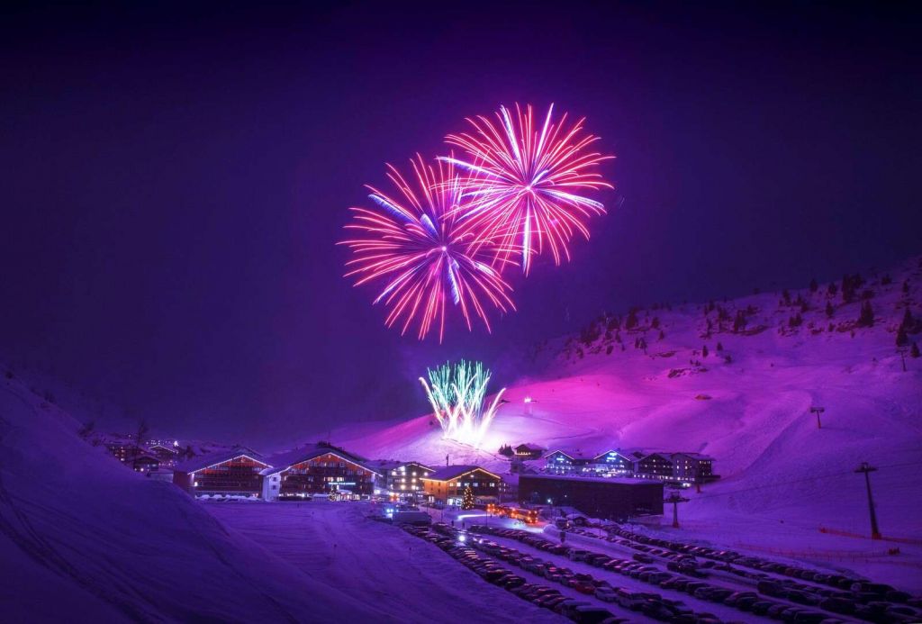 Vuurwerk boven winterdorp