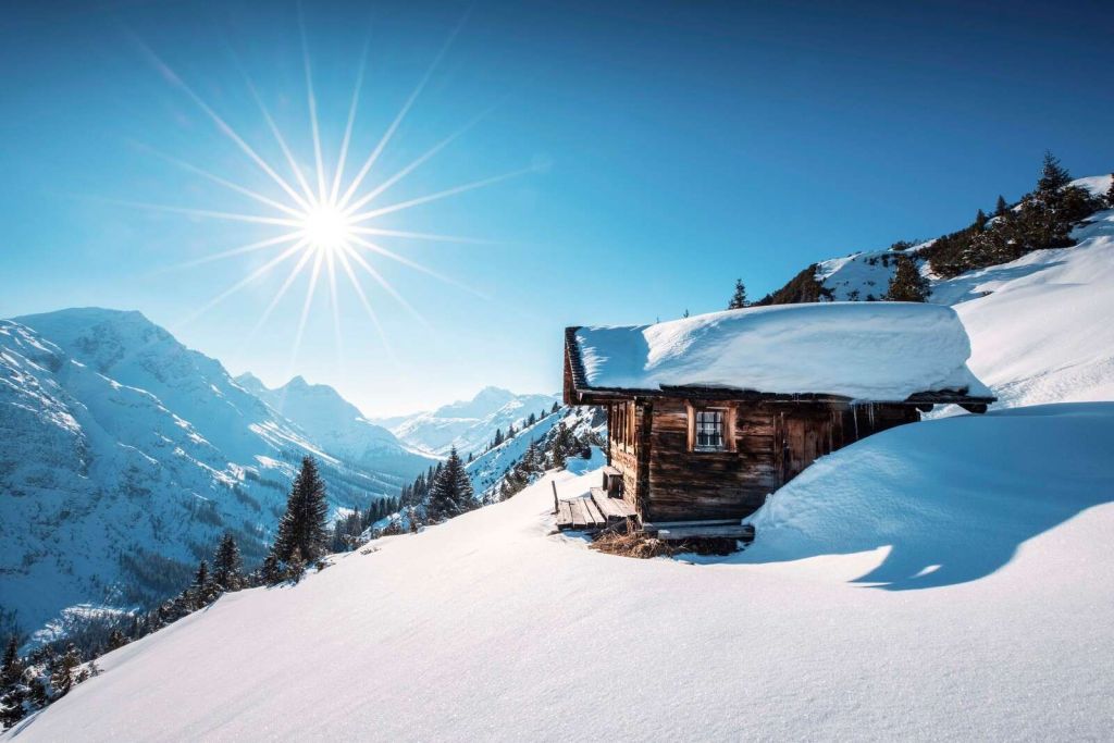 Winterzon boven houten berghut