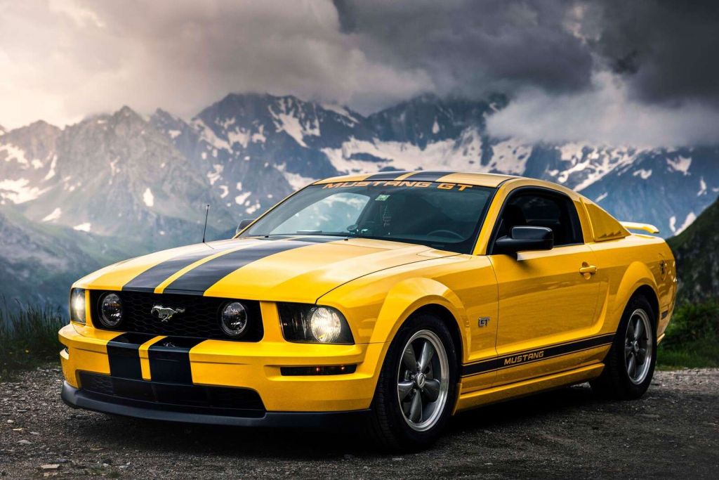 Gele mustang in berglandschap