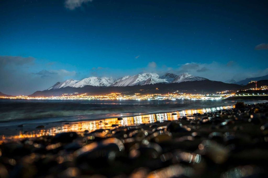 Nachtlicht aan besneeuwde kust