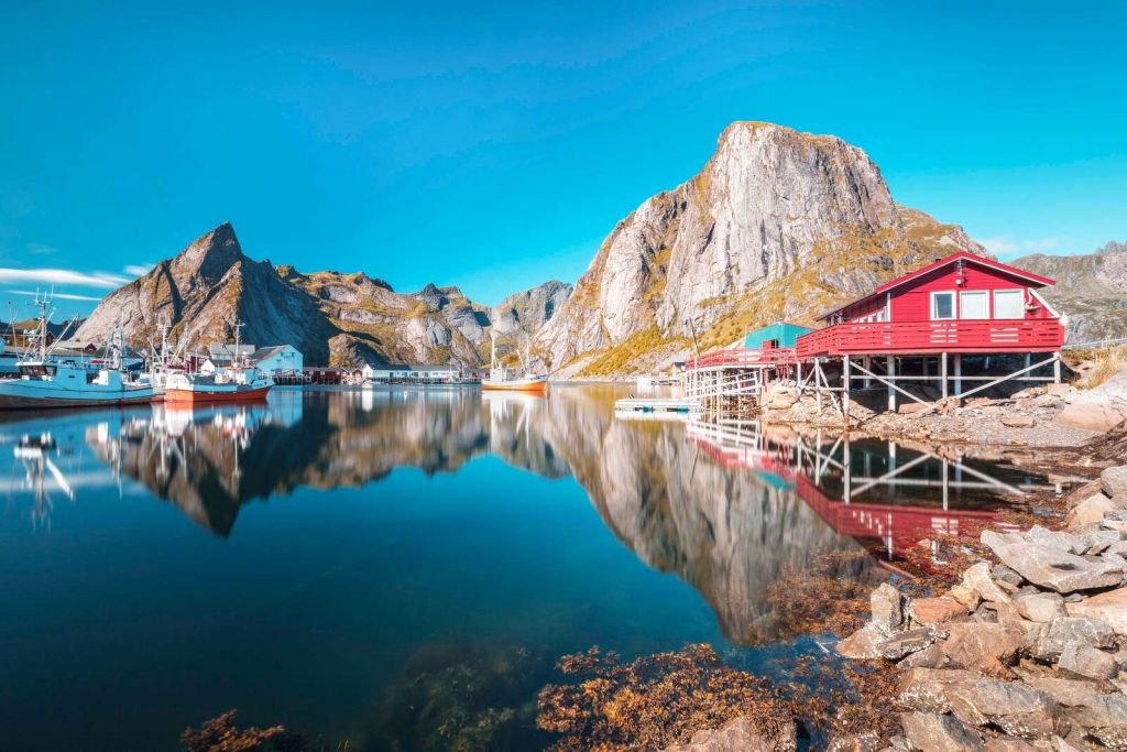 Rode huisjes aan fjordwater