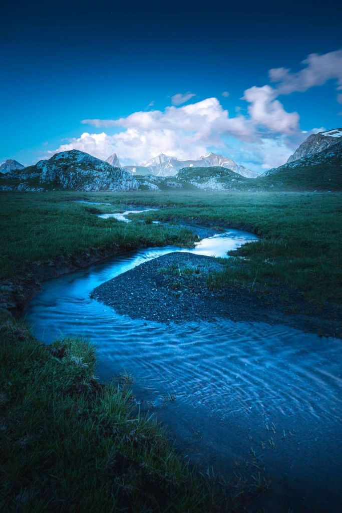 Bergbeek onder blauwe avondlucht