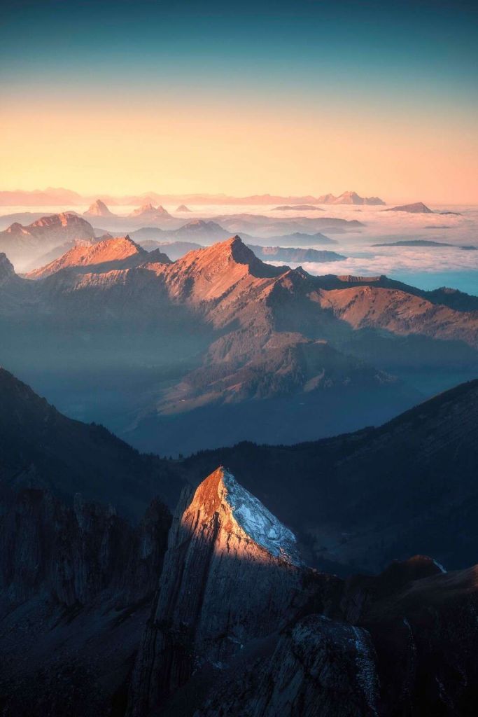 Eerste zonlicht op bergkam