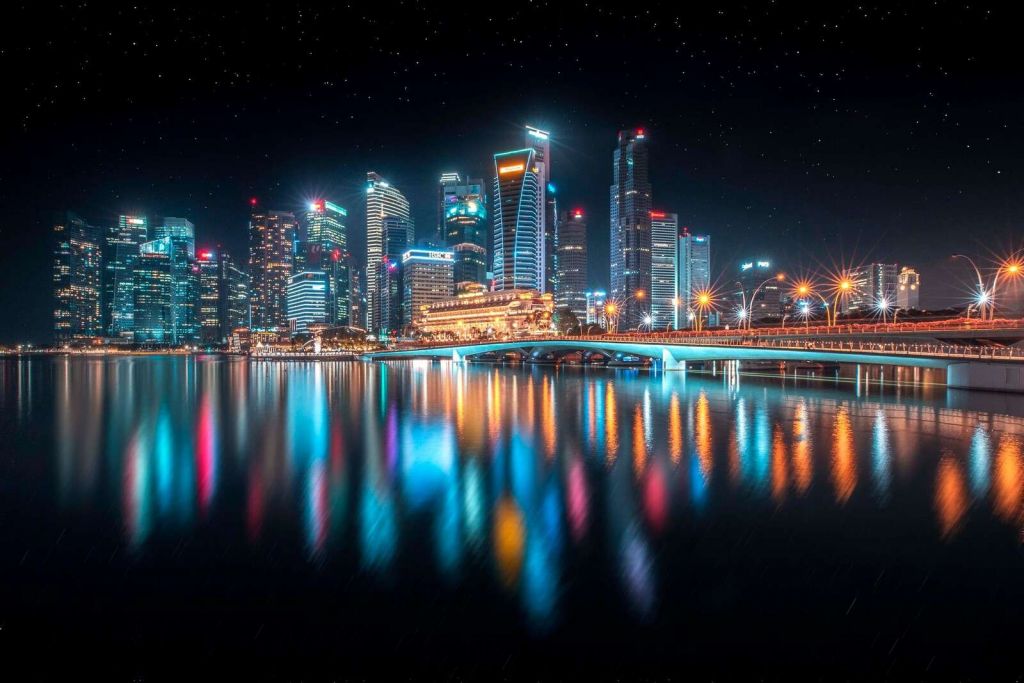 Lichtreflecties op moderne skyline