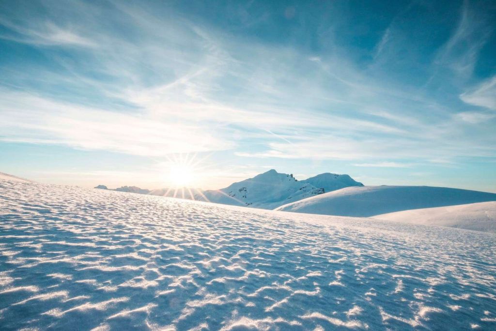 Ochtendzon over glinsterende sneeuwvlaktes