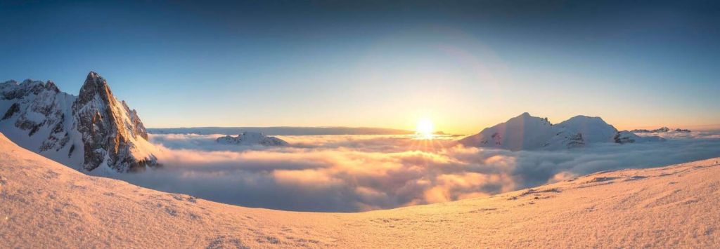 Zonsopkomst boven de winterbergen