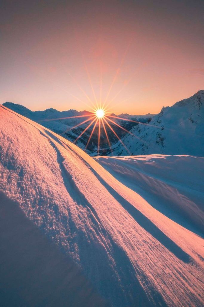 Zonlicht over besneeuwde helling